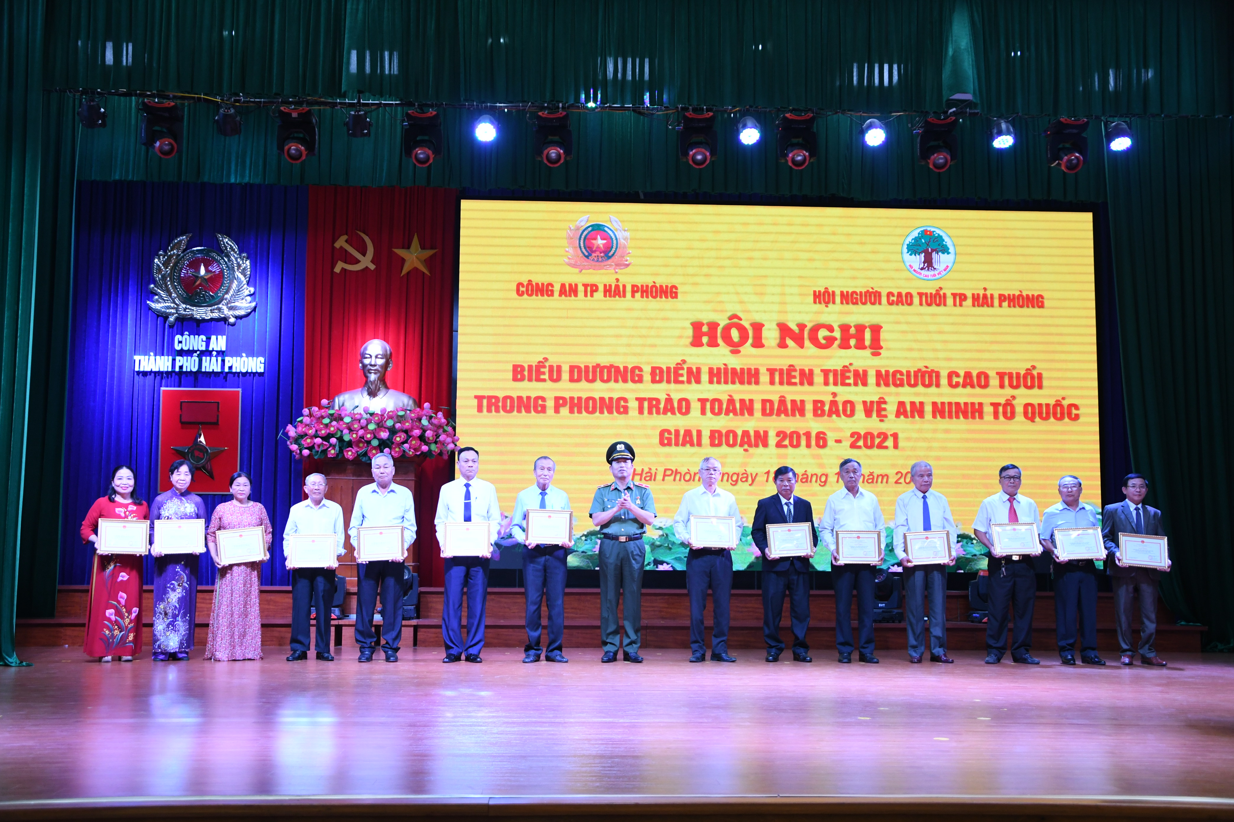 Biểu dương 30 tập thể, cá nhân điển hình tiên tiến người cao tuổi trong phong trào Toàn dân bảo vệ  an ninh Tổ quốc